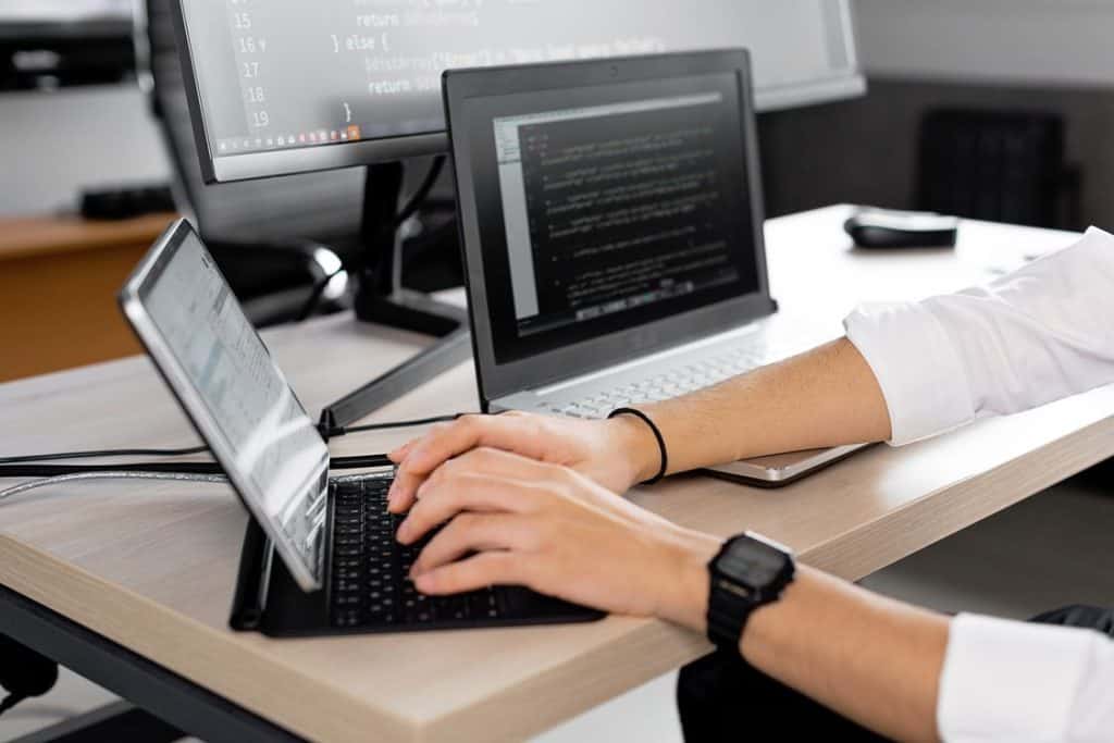 As Stack Overflow Fades to 2009 Levels, Reddit Marketing Inherits the Traffic